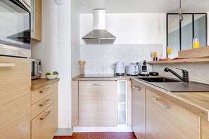 Fridge, microwave, oven, stovetop - Stylish 1BR in Le Marais - Central & Bright (Paris)