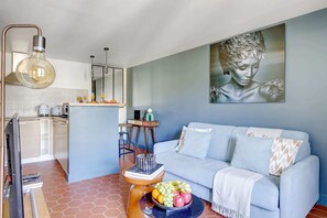 Smart TV, offices - Stylish 1BR in Le Marais - Central & Bright (Paris)