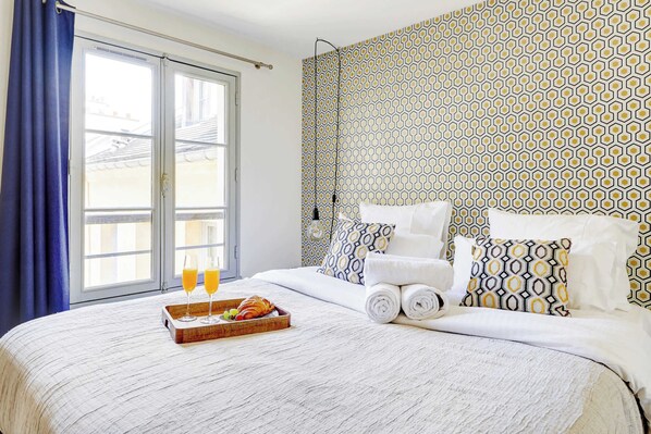 1 bedroom, desk, iron/ironing board, travel crib - Stylish 1BR in Le Marais - Central & Bright (Paris)