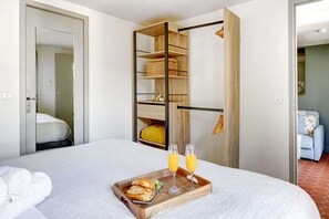 1 chambre, bureau, fer et planche à repasser, lit parapluie