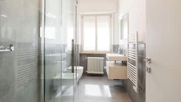 Appartamento Comfort | Bagno | Doccia, asciugacapelli, asciugamani, sapone