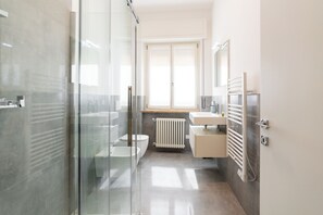 Apartamento conforto | Banheiro | Chuveiro, secador de cabelo, toalhas de banho, sabonete