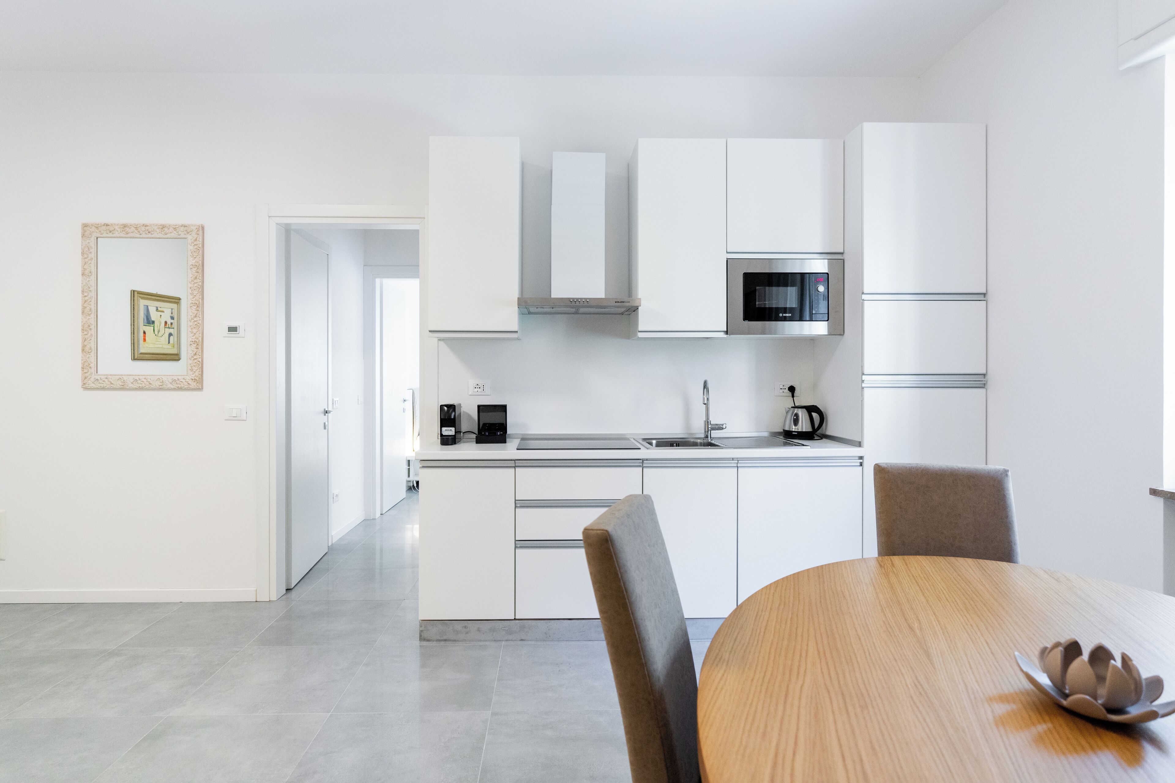 Apartamento clásico, vistas a la ciudad | Cocina privada | Frigorífico grande, microondas, horno y placa de cocina