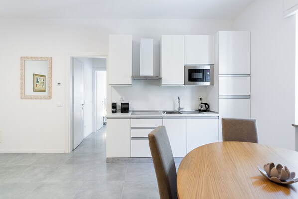 Apartemen Klasik, pemandangan kota | Dapur pribadi | Lemari es besar, microwave, oven, dan kompor