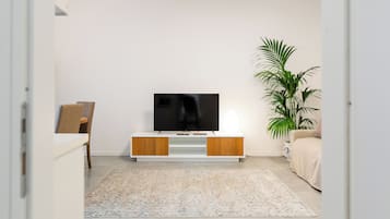 Classic Apartment, City View | Living area