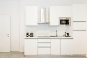 Comfort appartement | Privékeuken | Een koelkast/vriezer, een magnetron, een oven, een kookplaat