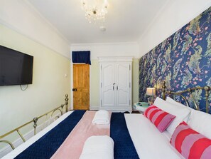 2 bedrooms, desk, iron/ironing board, free WiFi