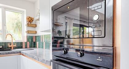 5 Bed, Garden, Parking +sofa Bed