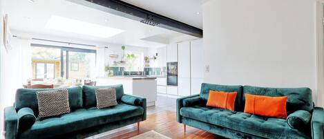 Téléviseur connecté, livres, bureau