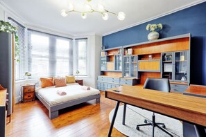 4 chambres, bureau, fer et planche à repasser, lit parapluie