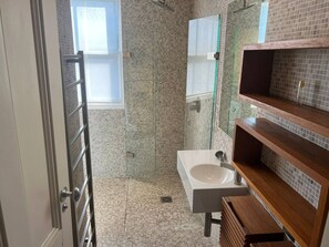 Douche, serviettes fournies, savon, papier toilette