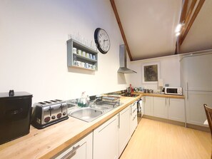 Køleskab, ovn, kogeplade, brødrister