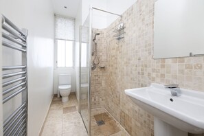 Douche, sèche-cheveux, serviettes fournies