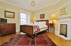 3 bedrooms, iron/ironing board, free WiFi, bed sheets - Gorgeous 3-Bedroom Apt Next to Castle & Royal Mile (Edinburgh)