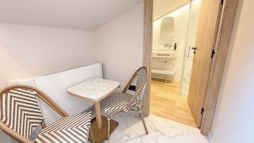 Habitación estándar, 1 cama de matrimonio | Edredones de plumas, colchones viscoelásticos, decoración individual