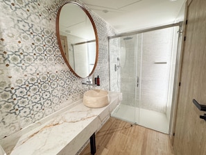Quarto casal conforto, vista para a cidade | Banheiro | Produtos de toalete grátis, toalhas de banho, sabonete, shampoo