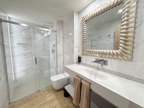 Deluxe Room | Bathroom