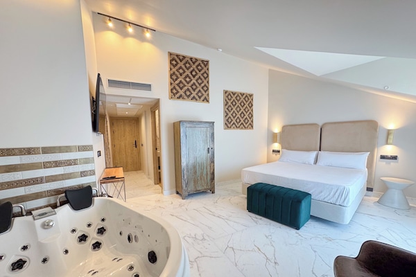 Suite estudio superior | Edredón, camas con efecto memoria y escritorio