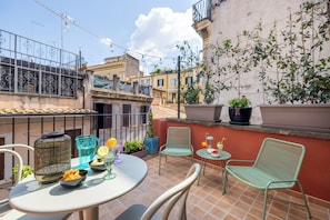 Outdoor dining - Flower Terrace – Campo de’ Fiori
- Panoramic terrace in the heart of Rome - (Roma)