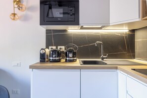 冷蔵庫、電子レンジ、食器洗い機、コーヒー / ティーメーカー