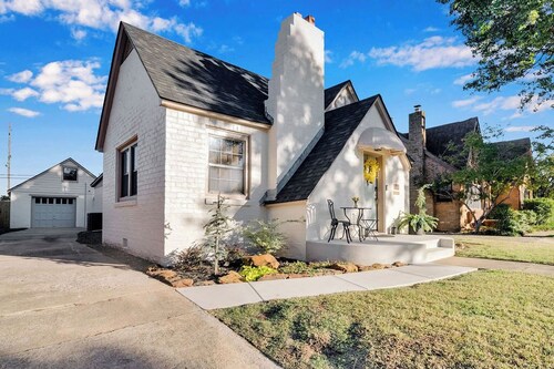 Fully Restored cottage, AMAZING game room, hot tub