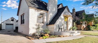 Fully Restored cottage, AMAZING game room, hot tub