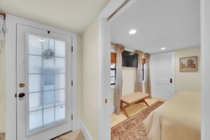 3 bedrooms, desk, iron/ironing board, travel crib