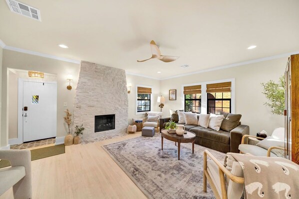 Smart TV, chimenea, videojuegos y oficina 