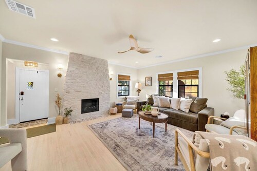 Fully Restored cottage, AMAZING game room, hot tub