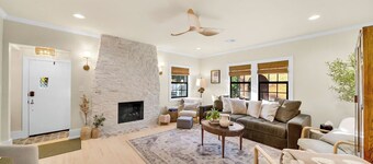 Fully Restored cottage, AMAZING game room, hot tub