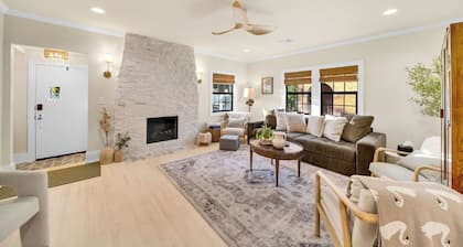 Fully Restored cottage, AMAZING game room, hot tub