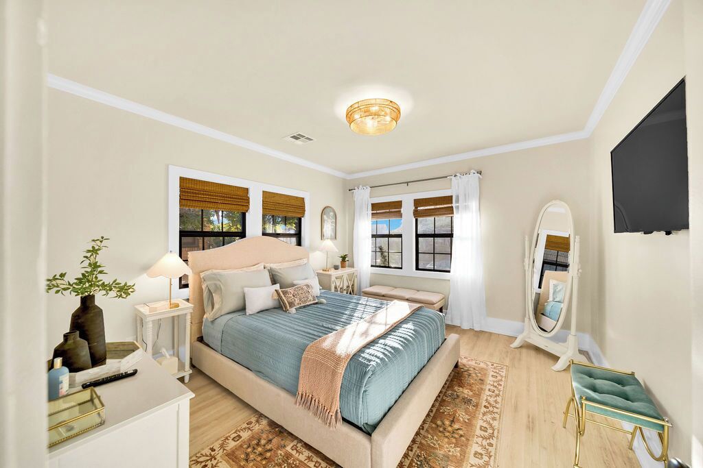 3 bedrooms, desk, iron/ironing board, travel crib