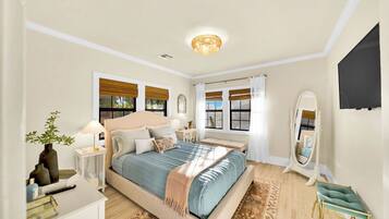 3 kamar tidur, meja kerja, setrika/meja setrika, dan tempat tidur bayi