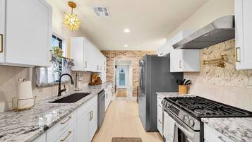 KylskÄp, mikrovÄgsugn, ugn och spishÀll