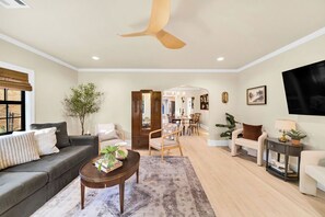 Smart TV, chimenea, videojuegos y oficina 