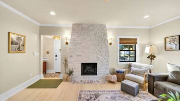 Smart TV, perapian, video game, dan kantor