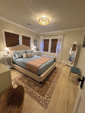 3 chambres, bureau, fer et planche à repasser, lit de bébé portatif