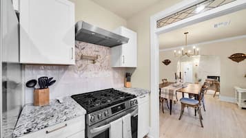 Lemari es, microwave, oven, dan kompor