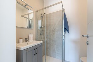 Maison, 3 chambres | Salle de bain | Douche, sèche-cheveux, serviettes fournies, savon