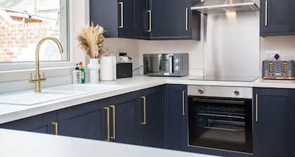 Welcome to Haughton Terrace, a spacious and stylish home in Blyth, perfect for families or groups of up to 9 guests. Enjoy modern comforts, 5 cozy bedrooms, 2 bathrooms, and easy access to the coast and local amenities.