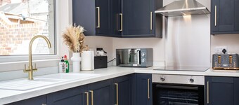 Welcome to Haughton Terrace, a spacious and stylish home in Blyth, perfect for families or groups of up to 9 guests. Enjoy modern comforts, 5 cozy bedrooms, 2 bathrooms, and easy access to the coast and local amenities.