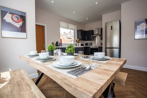 Welcome to Haughton Terrace, a spacious and stylish home in Blyth, perfect for families or groups of up to 9 guests. Enjoy modern comforts, 5 cozy bedrooms, 2 bathrooms, and easy access to the coast and local amenities.