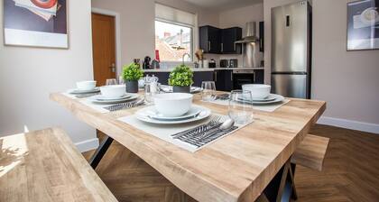 Welcome to Haughton Terrace, a spacious and stylish home in Blyth, perfect for families or groups of up to 9 guests. Enjoy modern comforts, 5 cozy bedrooms, 2 bathrooms, and easy access to the coast and local amenities.