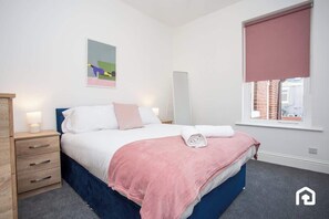 3 bedrooms, desk, iron/ironing board, free WiFi - Vacant Nests | The Fredrick | Close to sea front (County Durham)