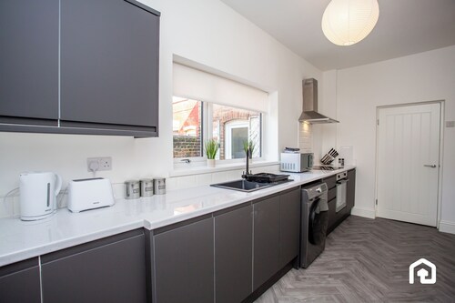 Local shops, bars and restaurants