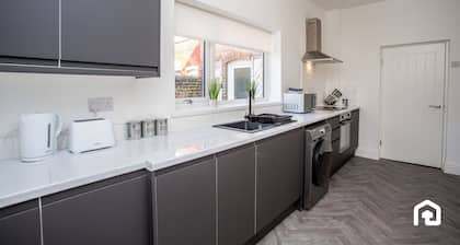 Local shops, bars and restaurants