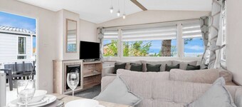 This house is a 3 bedroom(s), 1.5 bathrooms, located in County Durham, England.