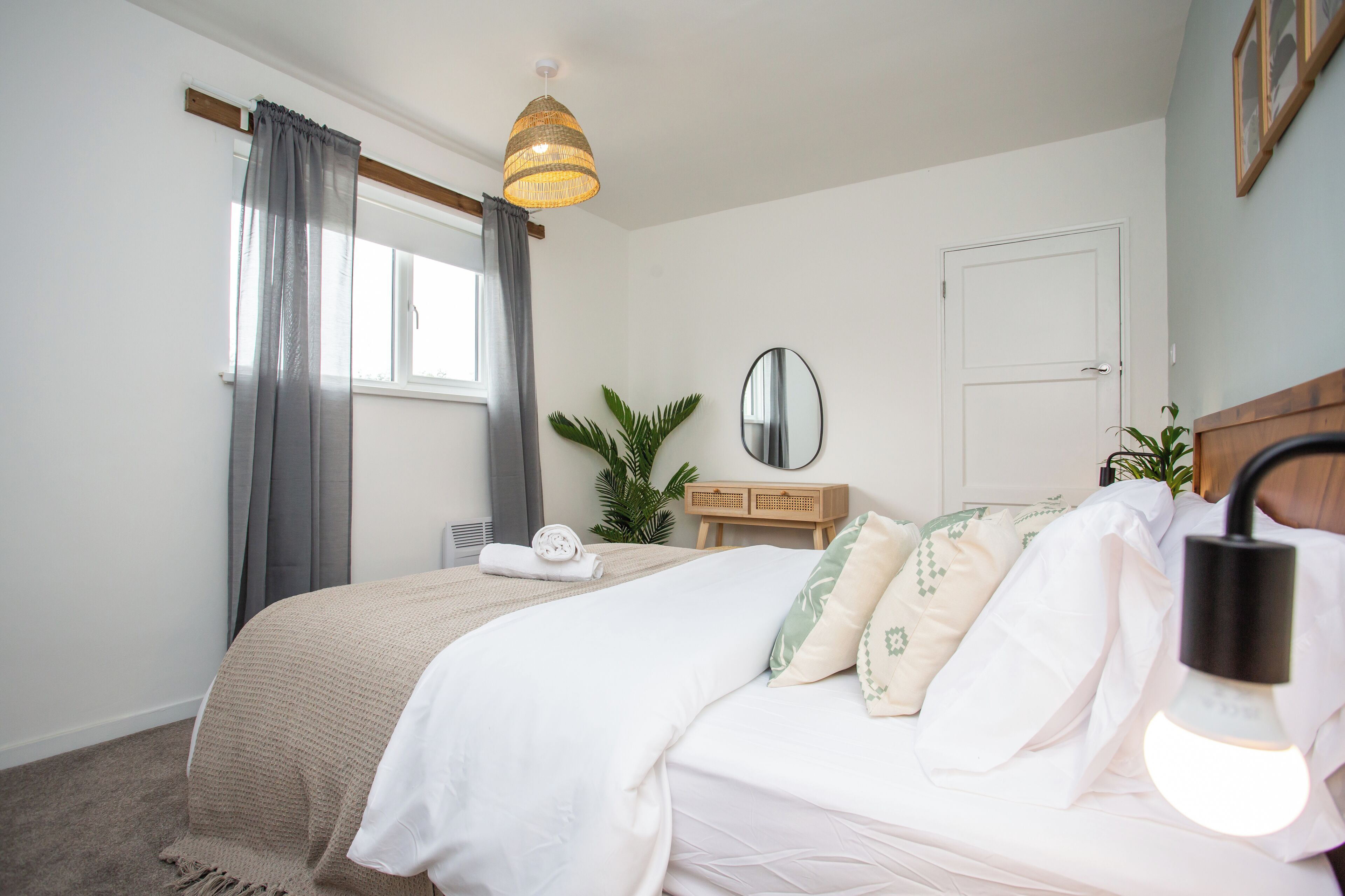 3 عدّة غرف نوم ومكتب ومكواة/لوح كي وسرير سفر