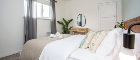 3 bedrooms, desk, iron/ironing board, travel cot