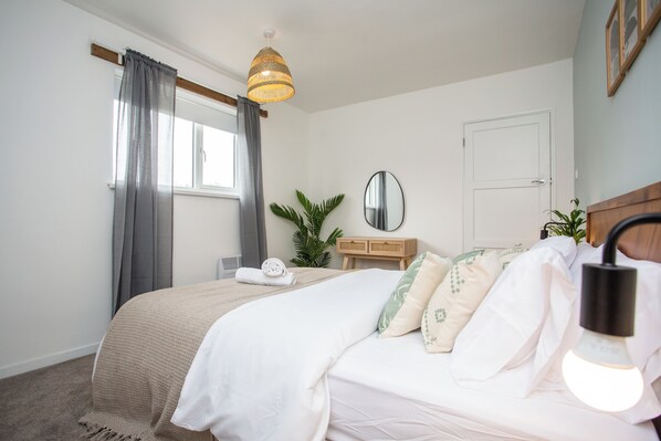 3 bedrooms, desk, iron/ironing board, travel cot